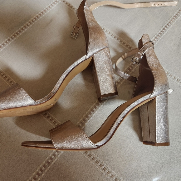 Vince Camuto size 8.5 - Picture 6 of 6